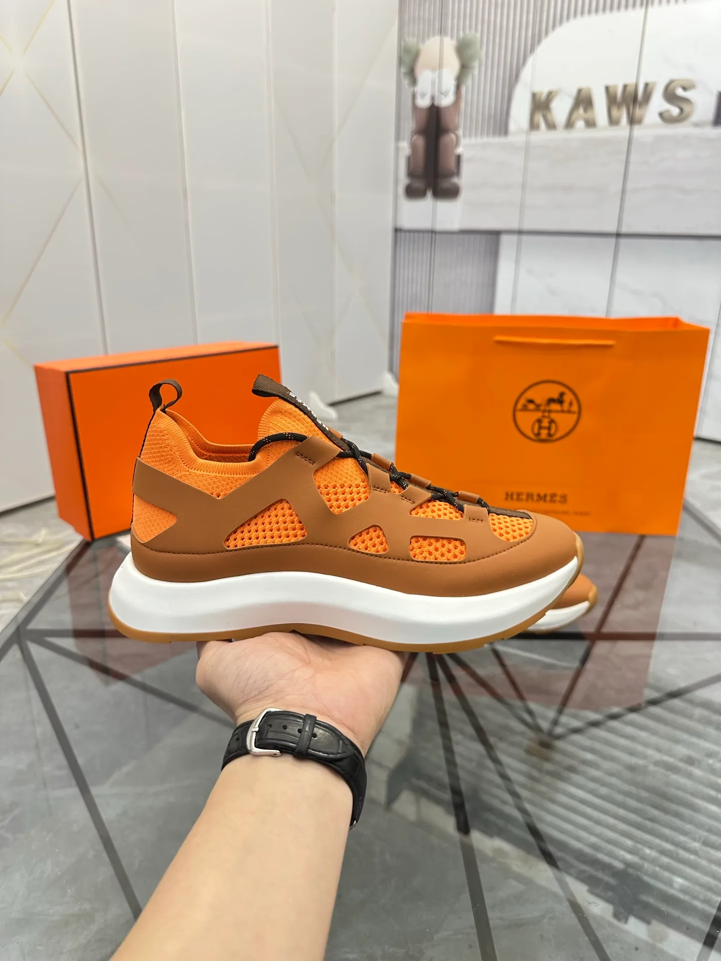 Men's shoes for sale 💰: 💰P660¥ High-end top quality Product trademark: Hermes *"Hermès*" low-top casual shoes Regular size: 38-45 (can be customized to 46) Product materials: upper imported first-layer cowhide stitched with original fabric, original rubber sheet, breathable lining, cowhide foot pads, original outsole. No.: 001